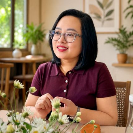Nhà báo Hoàng Thu Hằng